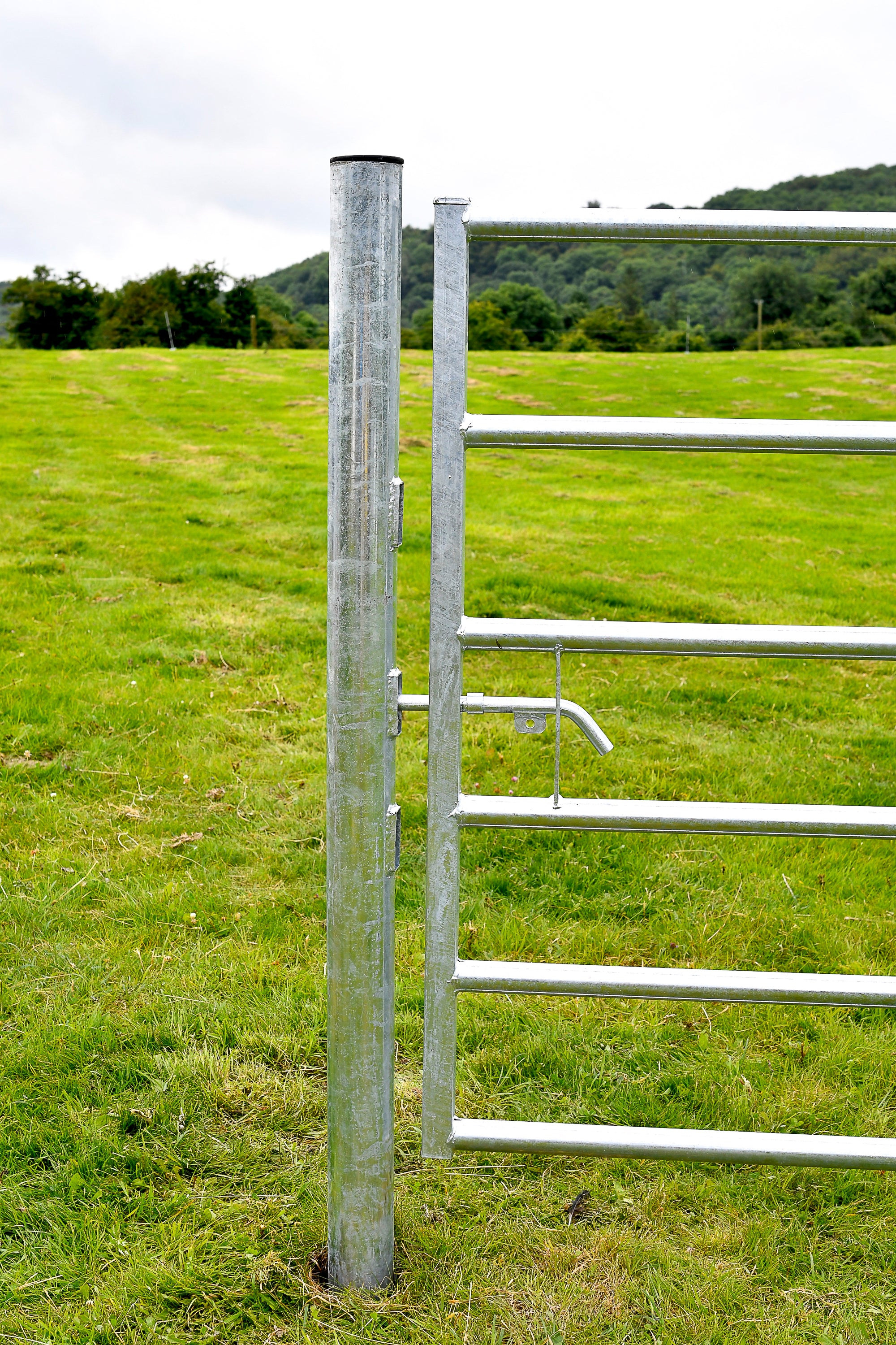 GIBNEY 88.9mm GALVANISED ROUND GATE CLOSING POST  2.28Mtr